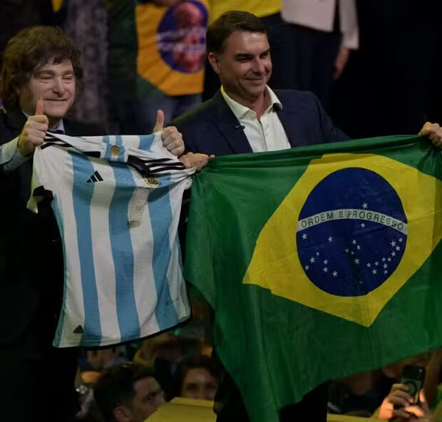 milei e flavio bolsonaro