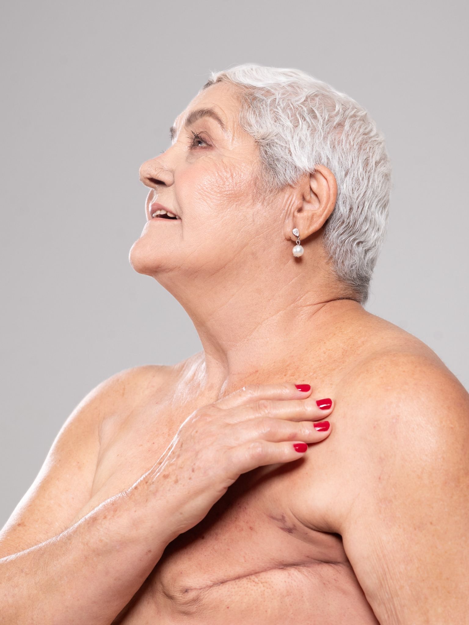 Exposição “Cicatrizes” transforma marcas do câncer de mama em histórias de recomeço