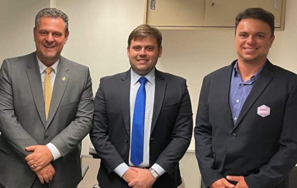 Fabrício Stevan ao lado do ministro da Agricultura e Pecuária, Carlos Fávaro, à esquerda, e do secretário-executivo Irajá Lacerda (Reprodução/Internet).