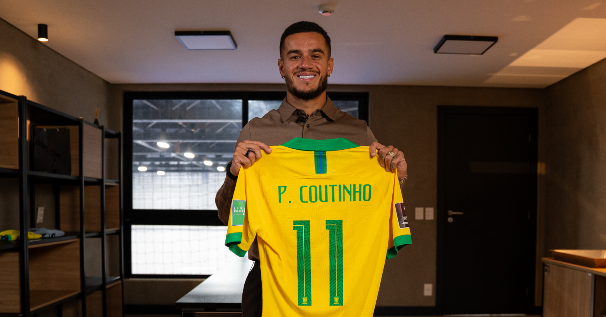 Philippe Coutinho abre parte de sua coleção de camisas para leilões beneficentes em prol de seu instituto - Foto: Reprodução/MWS
