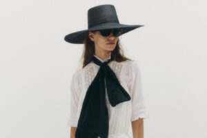 Ralph Lauren apresenta a Women’s Polo Spring 2027 com alfaiataria, cores fortes e trabalhos artesanais.