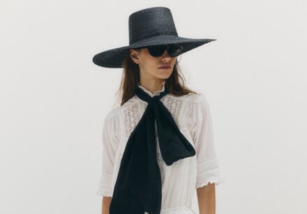 Ralph Lauren apresenta a Women’s Polo Spring 2027 com alfaiataria, cores fortes e trabalhos artesanais.