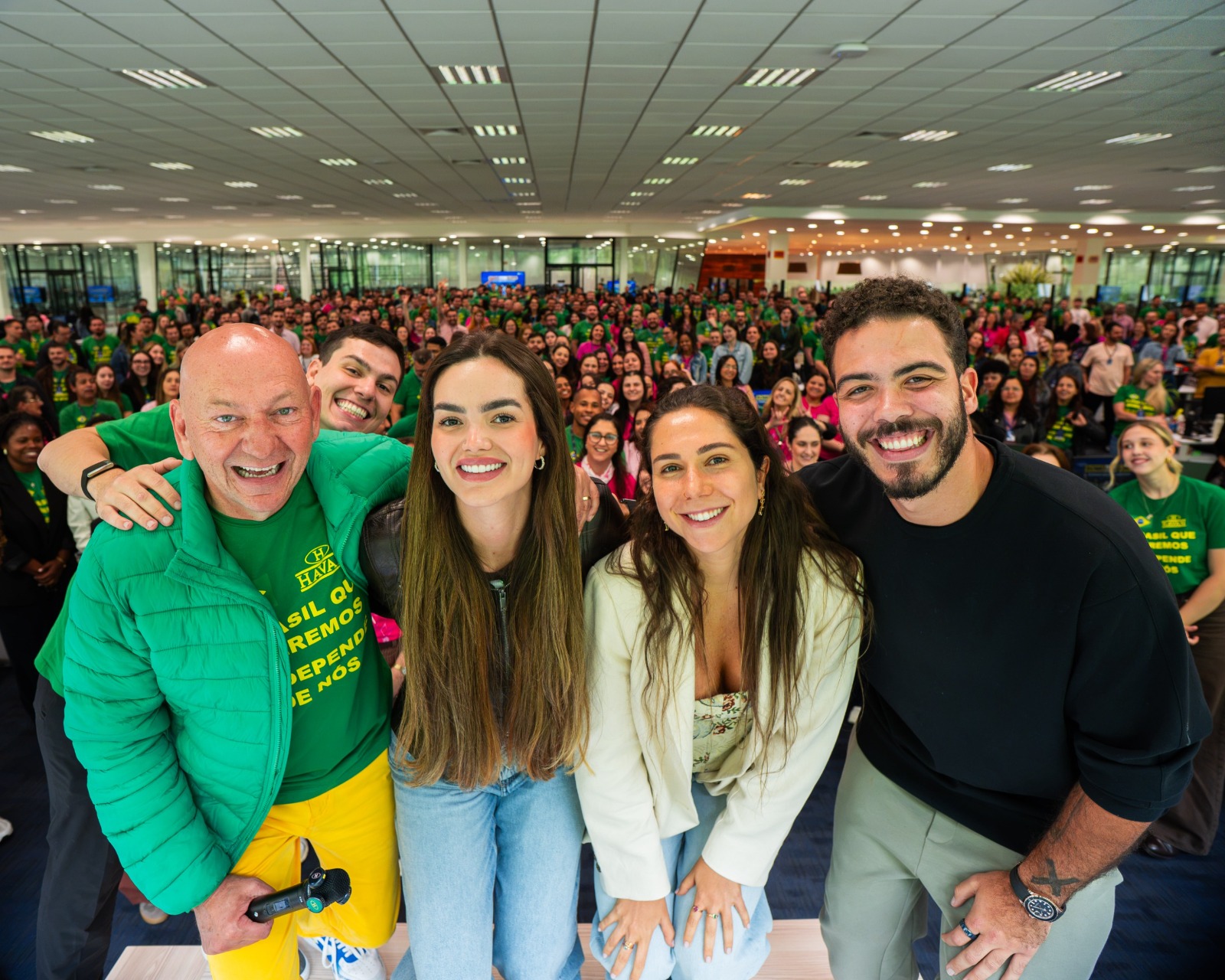 Ronaldo Nazário, Suzanna Freitas e Carol Portaluppi desembarcaram em Santa Catarina para uma nova campanha da Havan.
