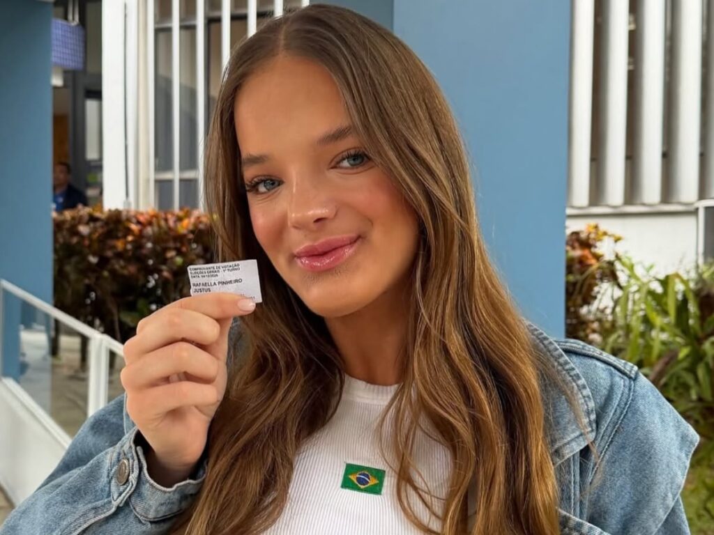 A jovem publicou foto após exercer o direito ao voto pela primeira vez