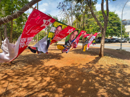 vendedor de toalhas com imagens de lula e flávio bolsonaro