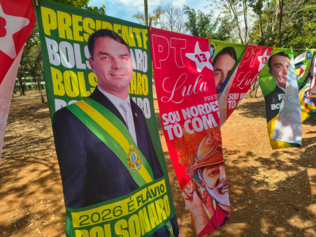 vendedor de toalhas com imagens de lula e flávio bolsonaro (1)