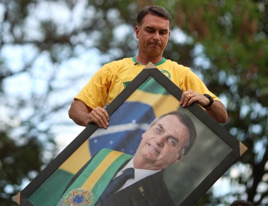Moraes manda PGR se manifestar sobre pedido de Bolsonaro para liberar visitas de Flávio