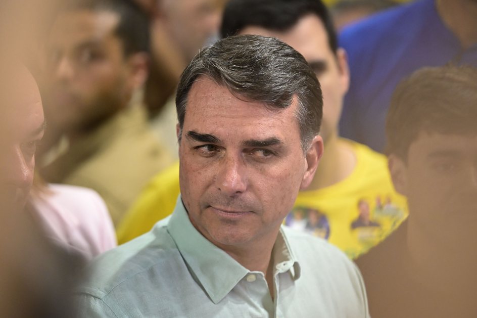 Flávio Bolsonaro diz que fim da escala 6×1 é oportunismo de Lula para ganhar votos