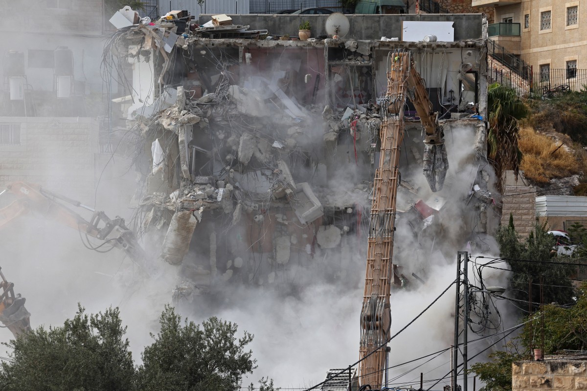 Israel derruba edifício em Jerusalém Oriental onde viviam dezenas de palestinos