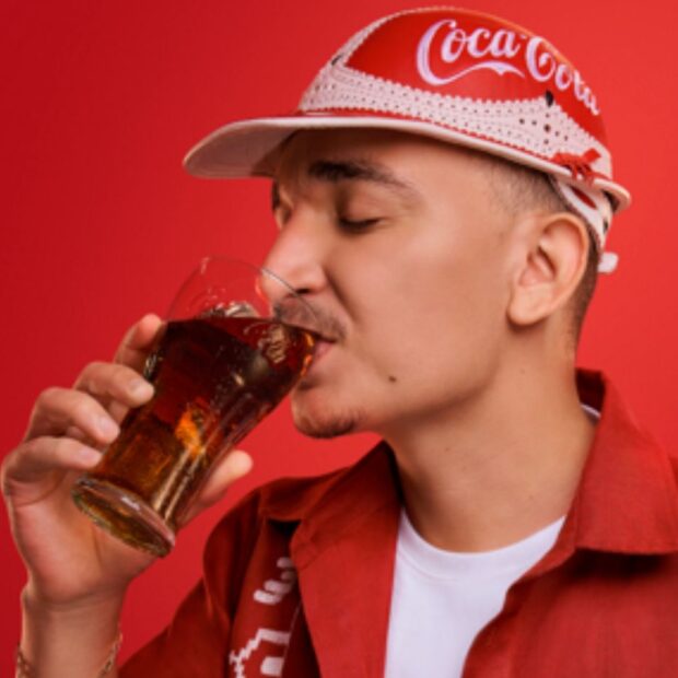 João Gomes protagoniza a nova campanha da Coca-Cola voltada às embalagens retornáveis.