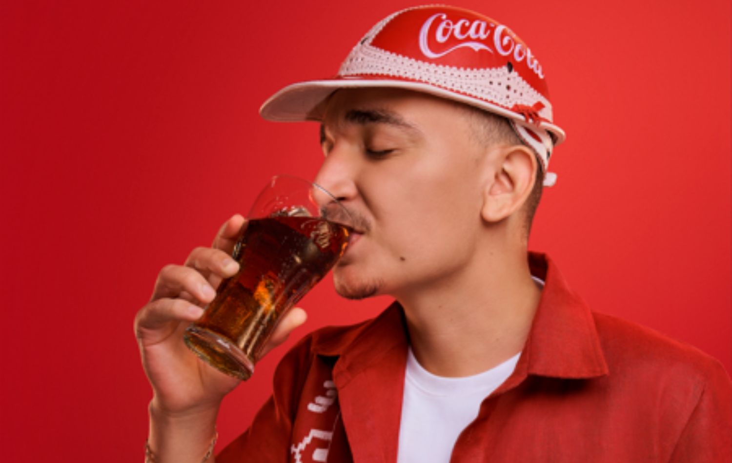 João Gomes protagoniza a nova campanha da Coca-Cola voltada às embalagens retornáveis.