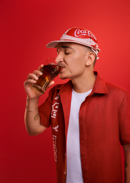 João Gomes empresta sua voz e o ritmo do piseiro para uma releitura de um jingle clássico da Coca-Cola.