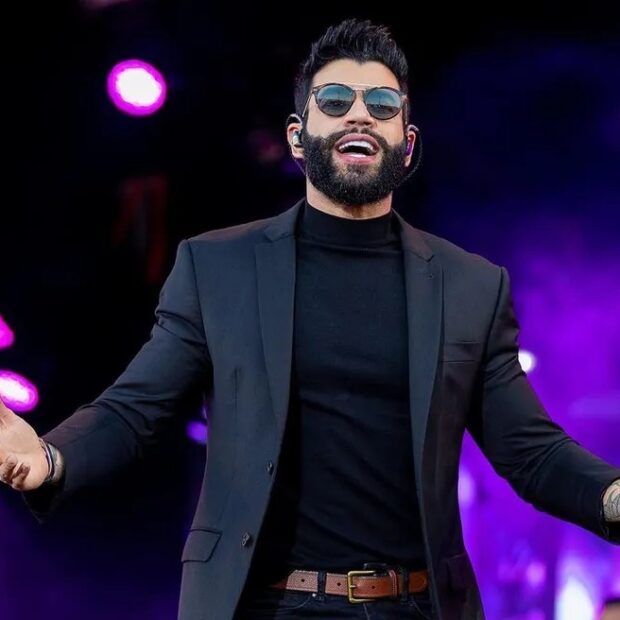 Gusttavo Lima durante apresentação em show