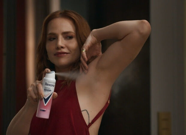 Letícia Colin aparece com Rexona em ação integrada à trama da novela Quem Ama Cuida, da Globo.