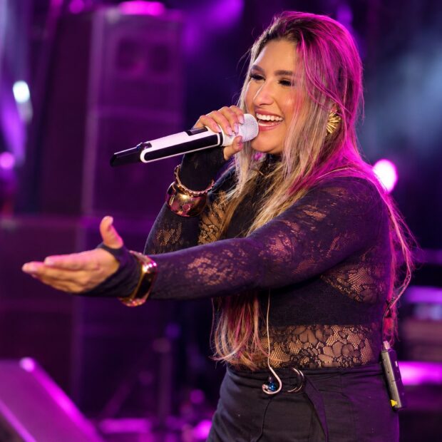 Maísa Vilaronga comanda tributo a Marília Mendonça em Salvador no Terapia Beach com presença de artistas baianos e ações especiais do Prime Video