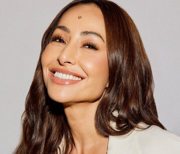 Sabrina Sato apoia ação que oferecerá consultas oftalmológicas e óculos gratuitos para crianças em São Paulo.