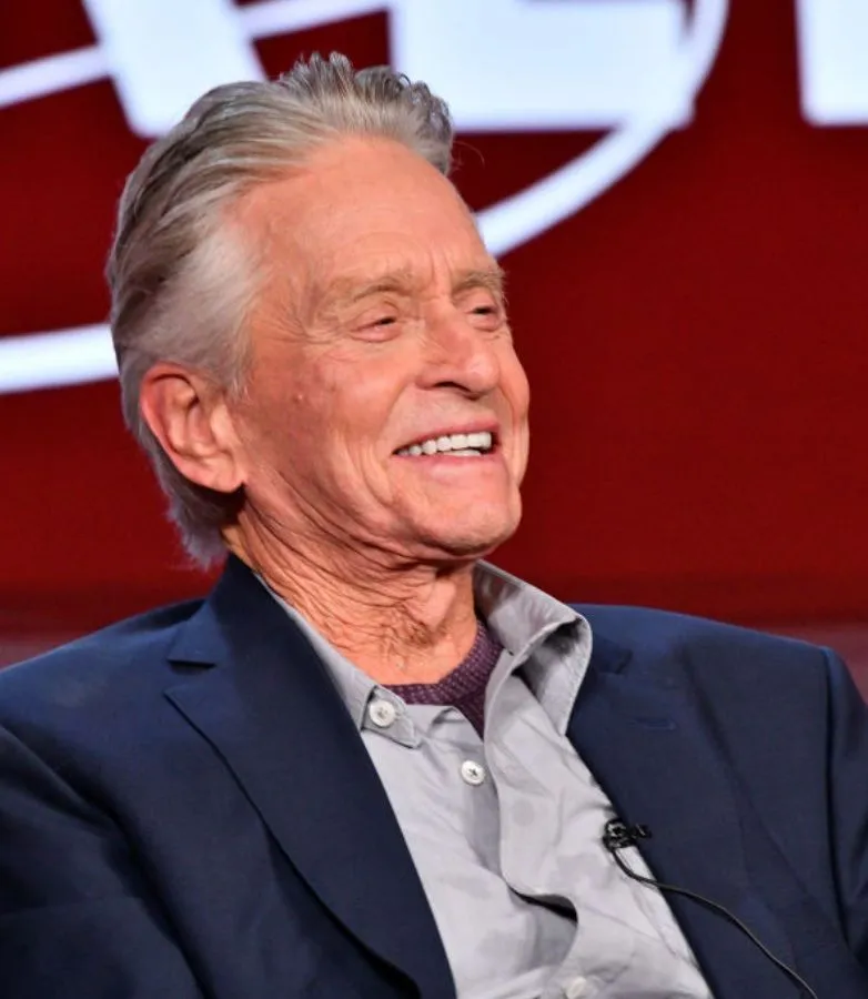 Michael Douglas conta detalhes do relacionamento secreto com Jeanne Tripplehorn em seu novo livro de memórias.