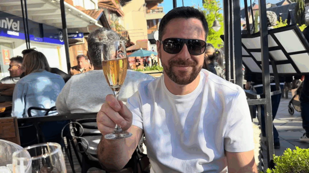 Everton Silva estreia como apresentador do Pra Onde Ir Agora no Travel Food & Drinks em 27 de outubro.