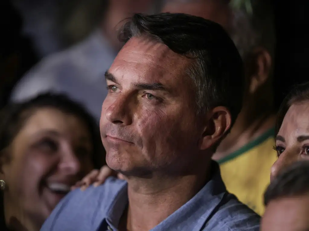 Flávio Bolsonaro recusa debate da Band e prevê ato em SP