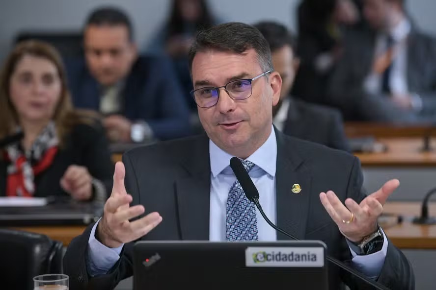 Flávio Bolsonaro é relator da proposta no Senado