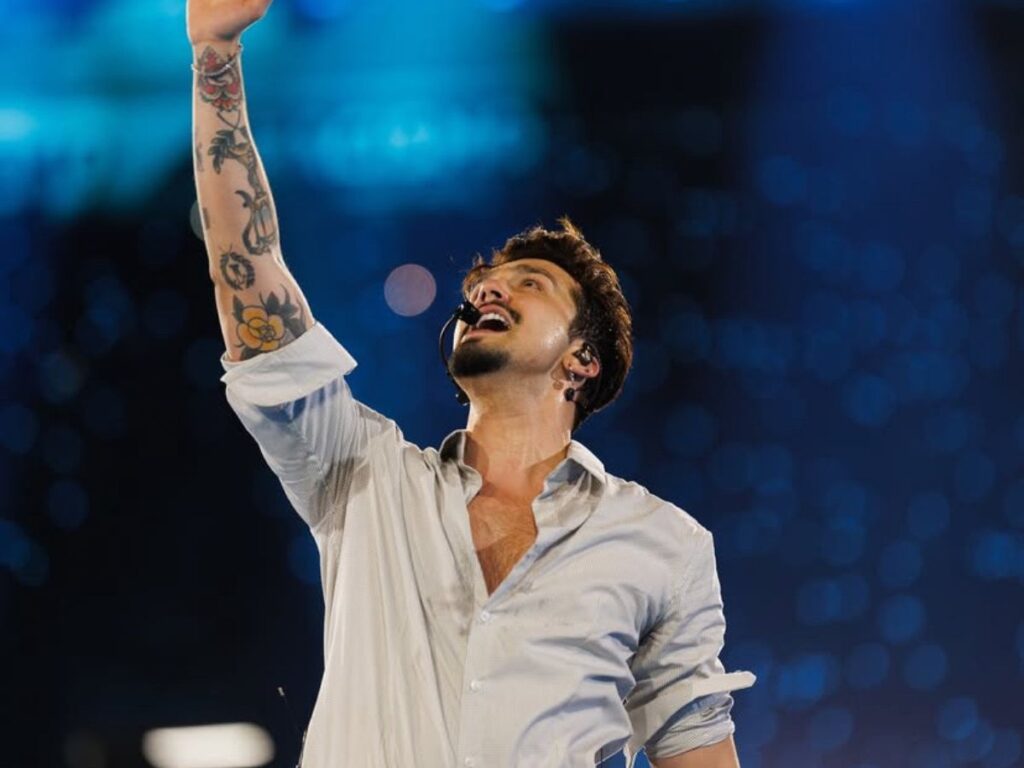 luan santana faz historia em curitiba e emociona fas com megashow de 18 anos de carreira