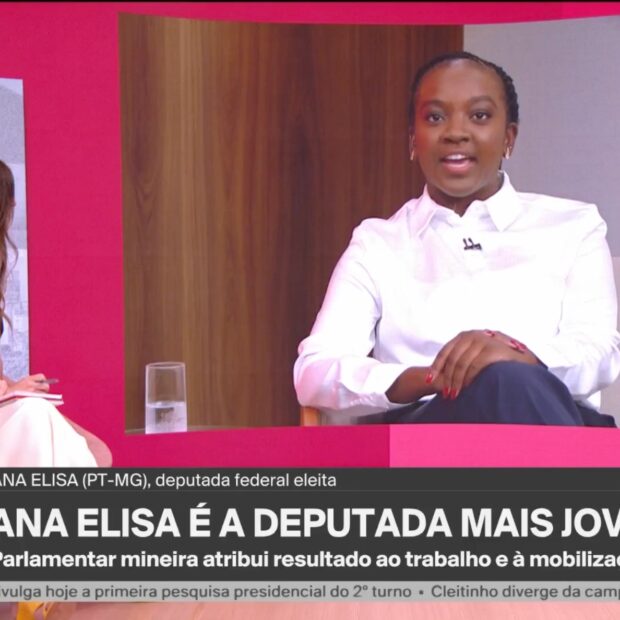 Ana Elisa emociona na GloboNews: “Sou o sonho da minha ancestralidade” Ameaçada de morte e estupro, deputada federal eleita aos 21 anos fala sobre racismo, medo e a história das mulheres negras. Sua resposta ao ódio marcou a entrevista desta quinta-feira (8). Gente, para tudo! Eu estava acompanhando a GloboNews aqui de Portugal quando ouvi uma jovem de apenas 21 anos falar sobre a possibilidade de morrer por ocupar um espaço na política. E, minha gente, que momento! Ana Elisa Santos Silva, deputada federal eleita por Minas Gerais, recebeu ameaças de morte, estupro e ataques racistas. Mas foi a maneira como ela respondeu a essa violência que chamou a atenção. A jovem, que conquistou mais de 524 mil votos e se tornou a mulher mais votada da história de Minas Gerais para a Câmara dos Deputados, relatou o medo que enfrenta. Em uma das mensagens denunciadas, o autor ameaçava encerrar sua carreira política e sua vida. O caso está sob investigação. Durante a entrevista desta quinta-feira (8), Ana Elisa falou sobre sua mãe, sua avó e sua bisavó. Lembrou que sua história familiar, como a de tantas famílias negras brasileiras, carrega marcas de sofrimento e exclusão. E fez uma reflexão sobre o significado de chegar ao Congresso Nacional aos 21 anos. Foi então que veio a frase mais forte da conversa: “Eu sei que eu sou o sonho mais sonhado da minha ancestralidade.” Minha gente, olha o tamanho dessa declaração! Uma jovem que deveria estar comemorando uma eleição histórica precisa explicar, diante das câmeras, por que continua vivendo um dia de cada vez. Ela admitiu que teme pela própria vida, mas afirmou que sua presença na política representa oportunidades que suas antepassadas jamais tiveram. Ana Elisa também lembrou que a violência contra mulheres negras ultrapassa os gabinetes de Brasília. Está nas universidades, nos empregos e em diferentes espaços da sociedade. Ao mencionar o Pelourinho, estabeleceu uma ligação entre as ameaças atuais e a história da escravidão no Brasil. E quer saber? O momento mais impressionante foi perceber que, diante de ameaças tão graves, Ana Elisa escolheu falar sobre gerações inteiras de mulheres que vieram antes dela. Aos 21 anos, a deputada eleita transformou uma pergunta sobre medo em uma reflexão sobre memória, racismo e representação política. Porque nenhuma mulher deveria precisar arriscar a própria vida para exercer o direito de ocupar um espaço na democracia.