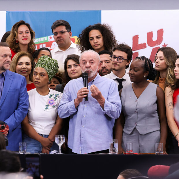 candidato, luiz inácio lula durante ato com parlamentres eleitos.