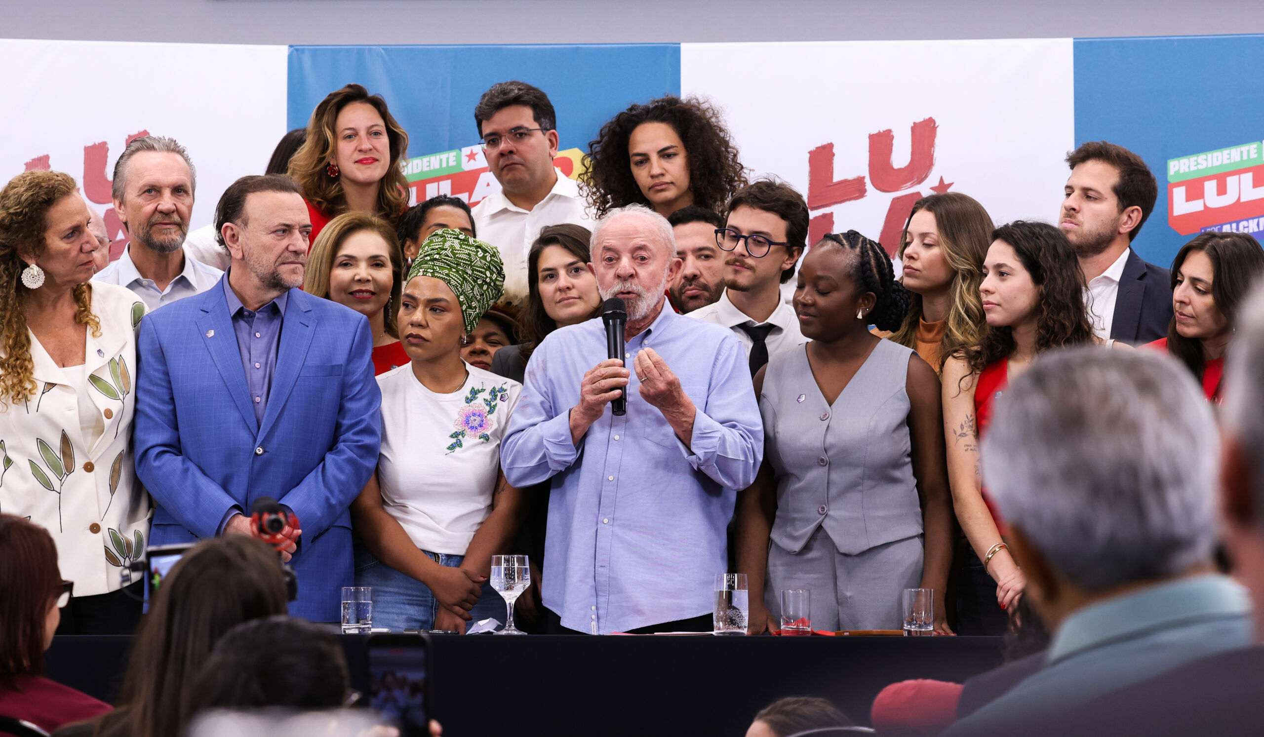 candidato, luiz inácio lula durante ato com parlamentres eleitos.