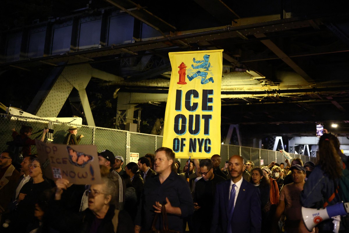 Agentes do ICE baleiam homem dentro de carro em Nova York
