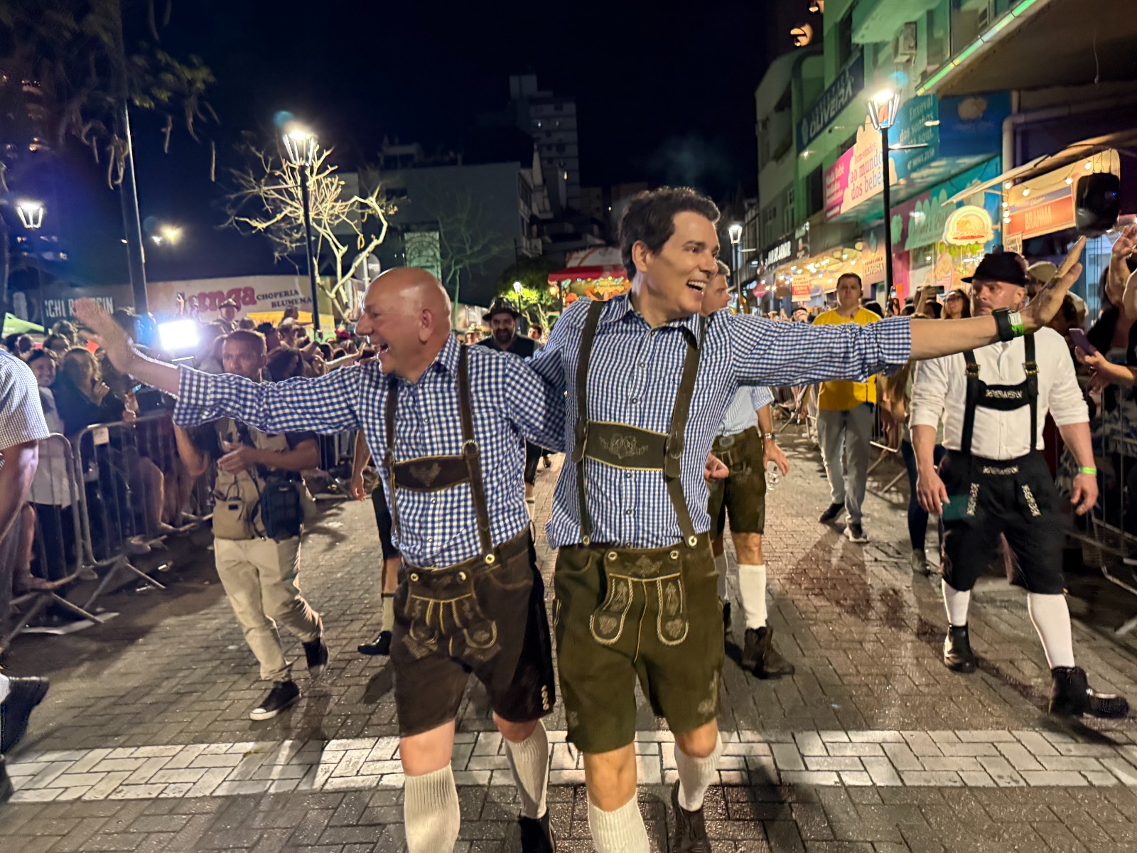 Luciano Hang e Celso Portiolli participarão juntos do desfile da 41ª Oktoberfest de Blumenau, neste sábado (10).