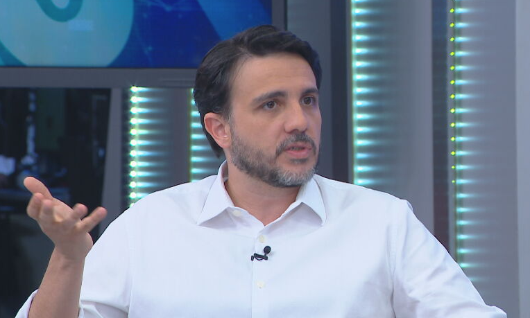 Chamado de divo nas redes sociais, Renan Santos também ganhou atenção por sua interação digital envolvendo a cantora Anitta.