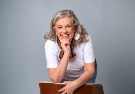 Mara Graf lança o livro Eu, ressignificando o luto no Palácio Marcos Konder, unindo literatura, pedagogia e acolhimento terapêutico em Itajaí.