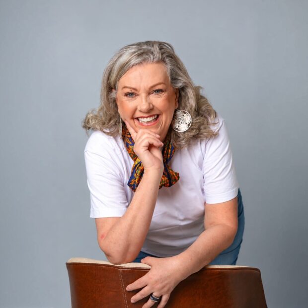 Mara Graf lança o livro Eu, ressignificando o luto no Palácio Marcos Konder, unindo literatura, pedagogia e acolhimento terapêutico em Itajaí.