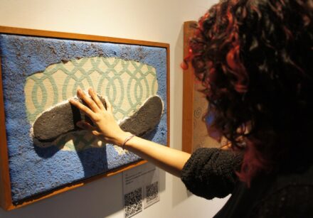 texturas, relevos e diferentes materiais convidam o público a perceber a obra para além do olhar
