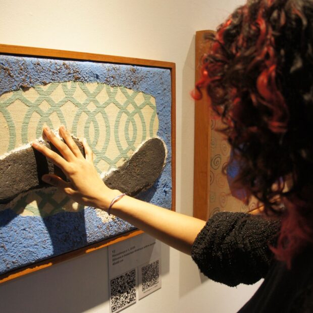 texturas, relevos e diferentes materiais convidam o público a perceber a obra para além do olhar