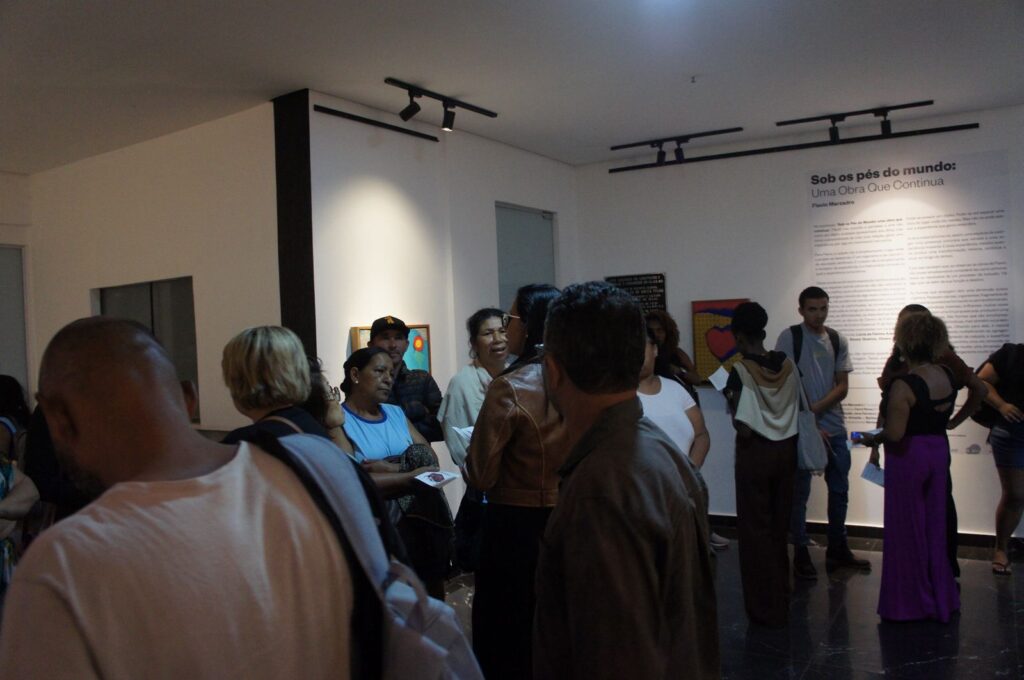 vernissage sob os pés do mundo