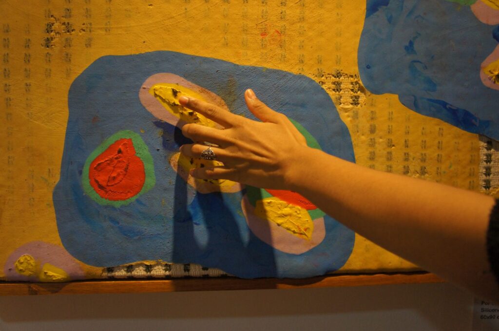 a experiência tátil integra a proposta de acessibilidade da exposição sob os pés do mundo – arte e inclusão