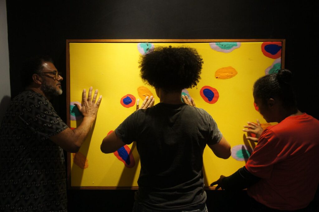 visitantes exploram, por meio do tato, formas e texturas presentes nas obras da exposição