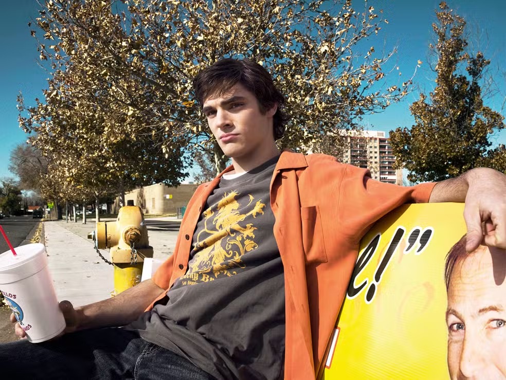 O ator interpretou Walter White Jr. em “Breaking Bad”