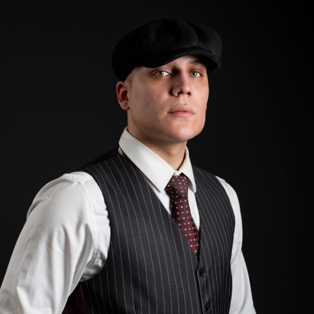Ellinton Noronha transforma o sucesso como sósia de Thomas Shelby em participação em uma minissérie publicitária da Chás Real.