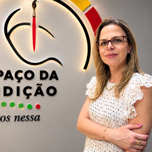 A fonoaudióloga Dra. Ariane Bonucci alerta para sinais sutis de perda auditiva, destacando a prevenção precoce contra o risco de declínio cognitivo.