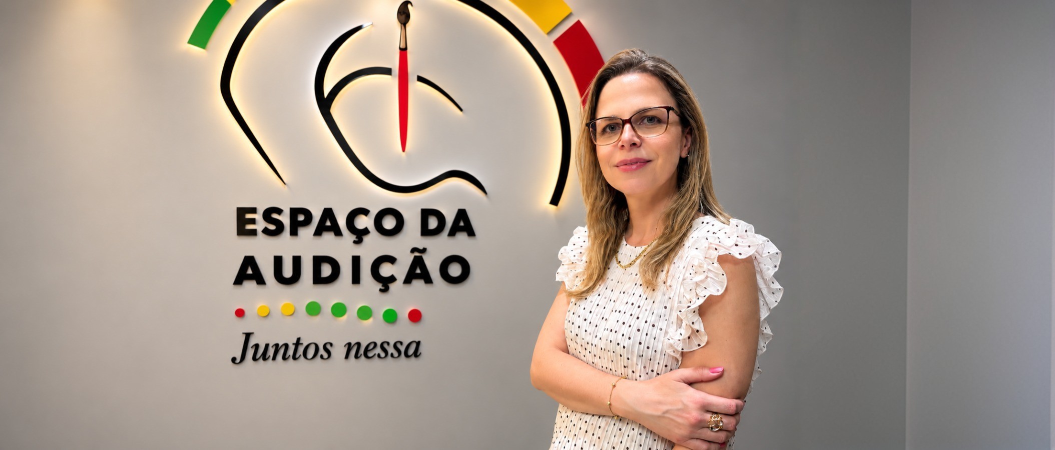 A fonoaudióloga Dra. Ariane Bonucci alerta para sinais sutis de perda auditiva, destacando a prevenção precoce contra o risco de declínio cognitivo.
