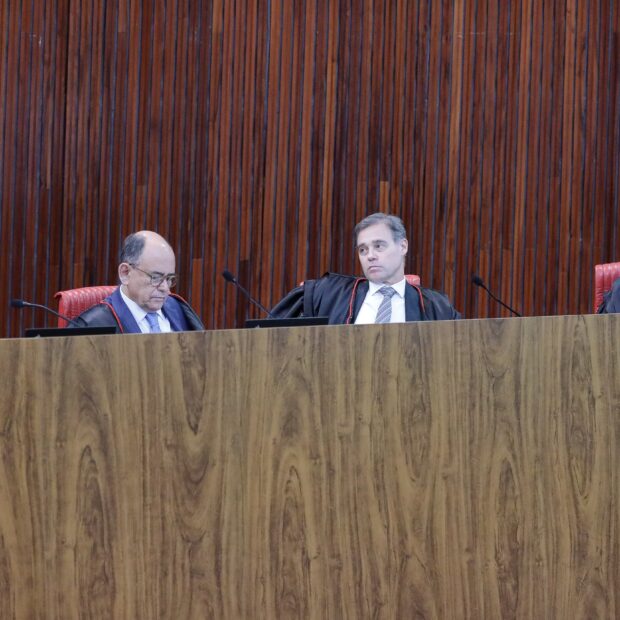 Quatro juízes trajando togas negras sentados à mesa durante uma sessão em um tribunal. Na foto: André Mendonça.