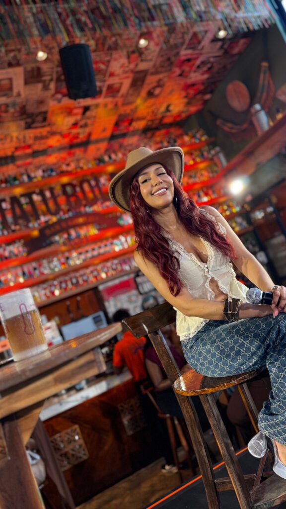 A cantora Priscila Senna surpreendeu o público do Tatu Bar, no Recife, durante a gravação do videoclipe de sua nova música.