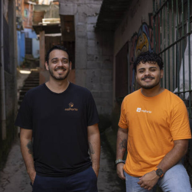 Sanderson Pajéu e Leonardo Medeiros fundaram a naPorta, startup que desenvolve soluções de logística e endereçamento digital em comunidades brasileiras.