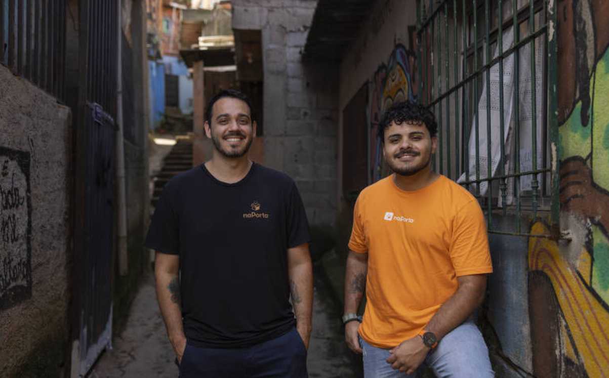 Sanderson Pajéu e Leonardo Medeiros fundaram a naPorta, startup que desenvolve soluções de logística e endereçamento digital em comunidades brasileiras.