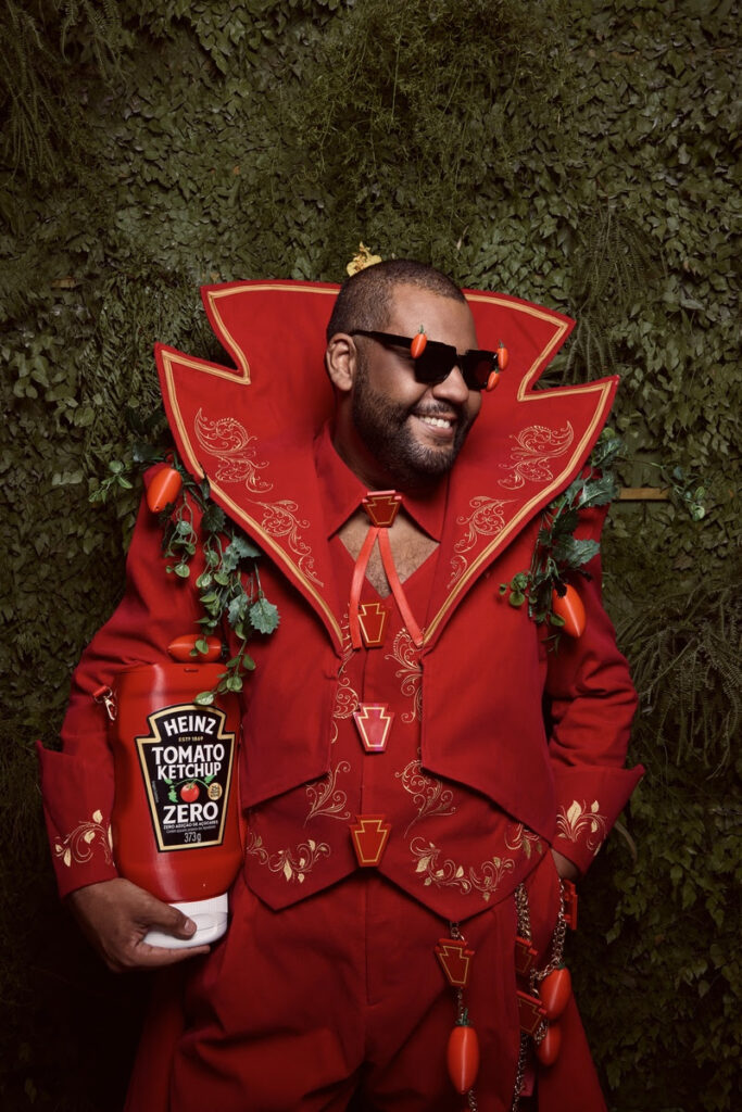 Uma bolsa inspirada na embalagem de Heinz Zero foi um dos destaques do look apresentado por John Drops no Hotel Unique, em São Paulo - Crédito: Matheus Martini