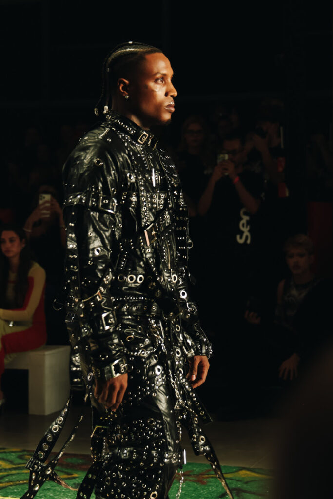 O rapper Kayblack participou do desfile de Dario Mittmann, que homenageou os 90 anos de Mauricio de Sousa - Crédito: fernandezz.br