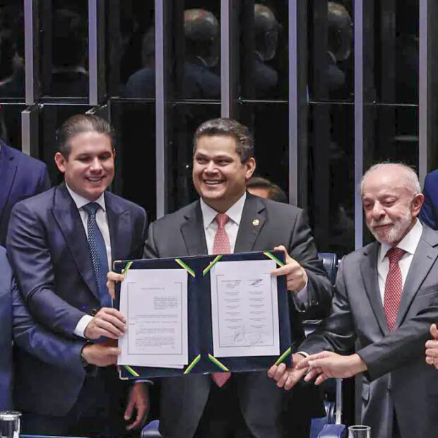 com lula presente congresso promulga pec que põe fim à escala 6x1