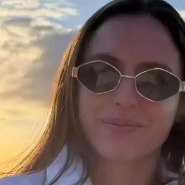 Renata Alves Mietto, atriz brasileira detida pelo ICE nos Estados Unidos, aguarda os procedimentos para retornar ao Brasil.